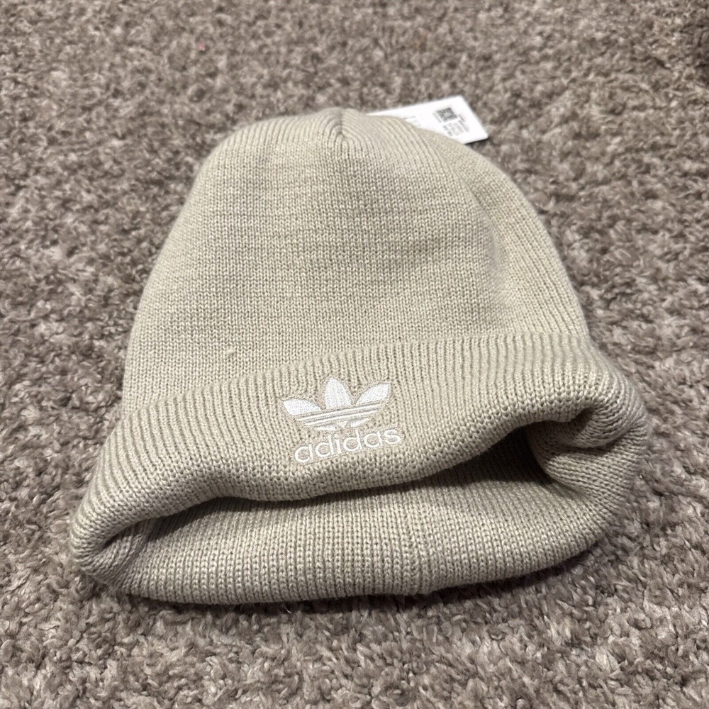 adidas Originals Women's Trefoil Beanie. Alumina Heather/White. One Size One